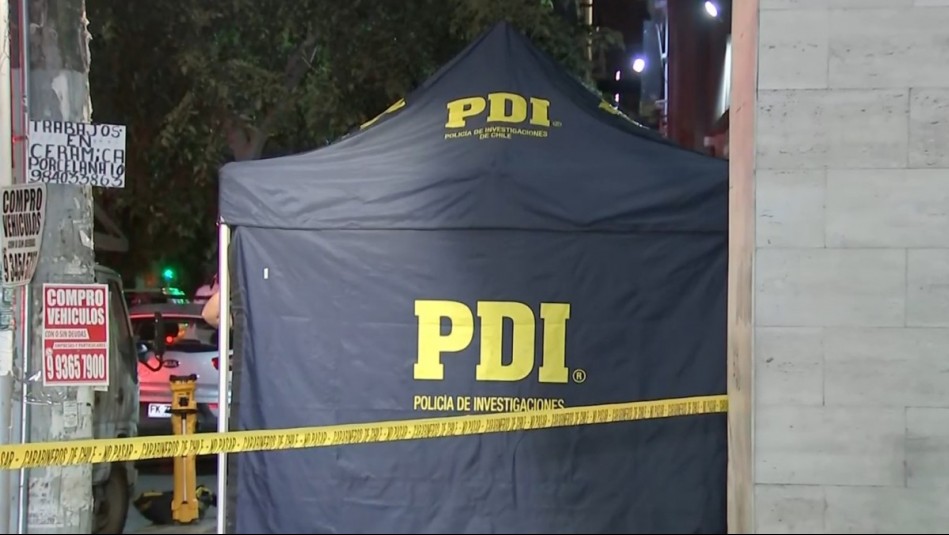 Estudiante universitario es asesinado cuando llegaba a su casa en Santiago: Atacante huyó en bicicleta