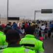 Mira acá el momento en que la policía peruana recondujo a un grupo importante de migrantes a territorio chileno.