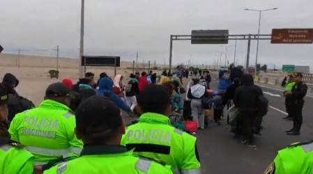 Perú despliega fuerza policial para frenar ingreso de migrantes: Son reconducidos a territorio chileno