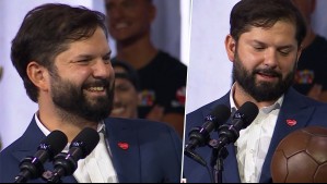 Desde un balón a una icónica chaqueta de Emmanuel: Estas son las donaciones del Presidente Boric a la Lucatón