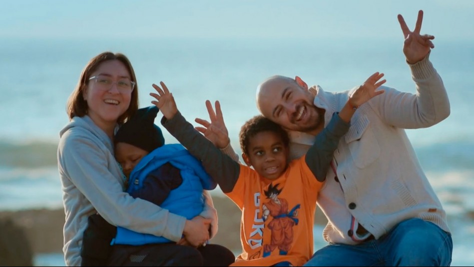Emocionaron a la Teletón: La pareja multicultural cuyo hijo adoptivo presenta una severa enfermedad