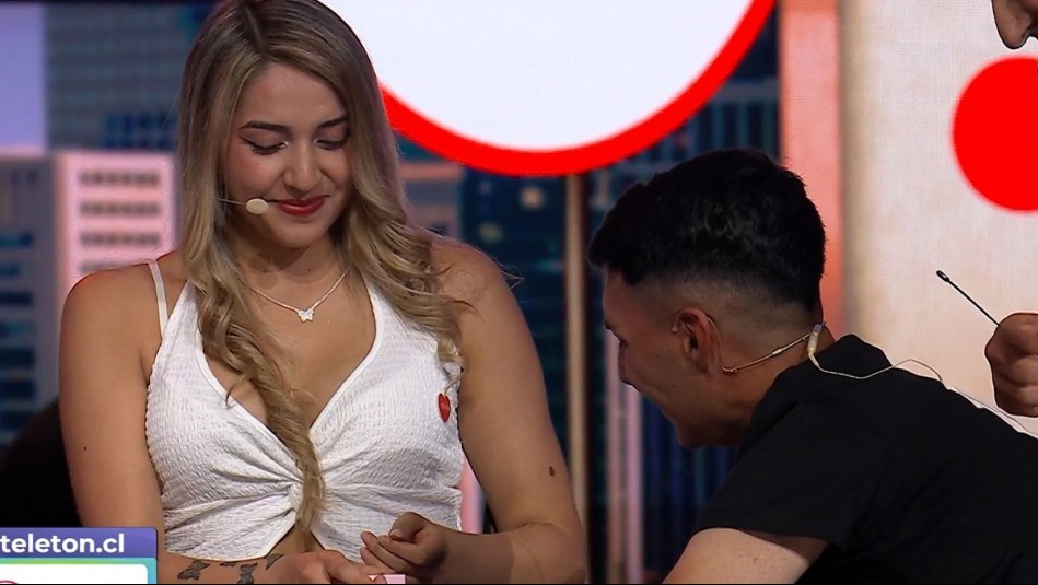 Los dos son usuarios de la Teletón: Ariel sorprende y emociona a todos al pedirle matrimonio a Javiera