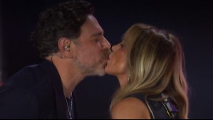 El público lo pidió y hubo nerviosismo: José Antonio Neme y Eva Gómez se besaron en el cierre de la Teletón