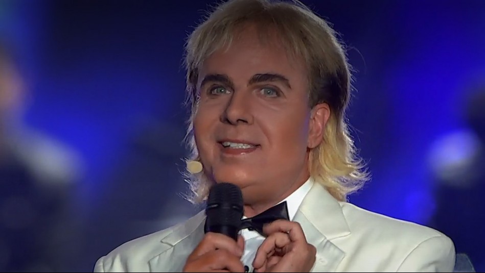 Coqueteó con Jean Paul Olhaberry y cantó con el Profe Artes: Kramer brilló como Cristian Castro en la Teletón