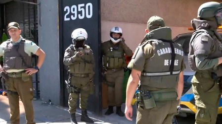 Carabineros efectúa millonario decomiso de fuegos artificiales y cigarros en bodega de Barrio Meiggs