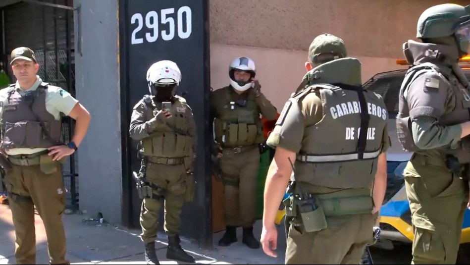 Carabineros efectúa millonario decomiso de fuegos artificiales y cigarros en bodega de Barrio Meiggs