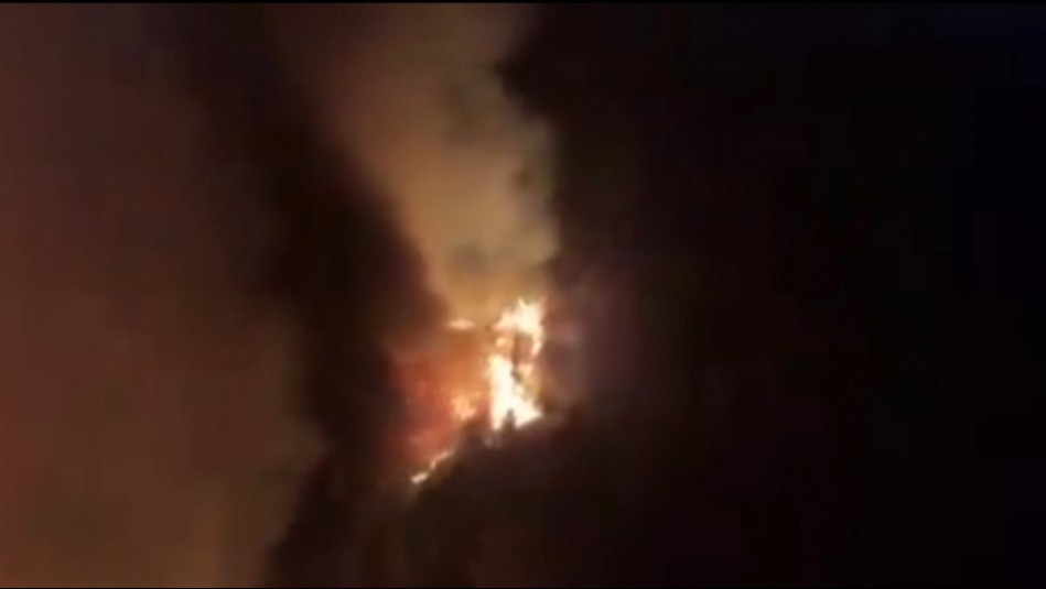 Declaran Alerta Roja en Valparaíso por incendio forestal: Evacúan sectores cercanos por amenazas a viviendas