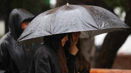 ¿A qué hora comienza la lluvia este jueves en Santiago?
