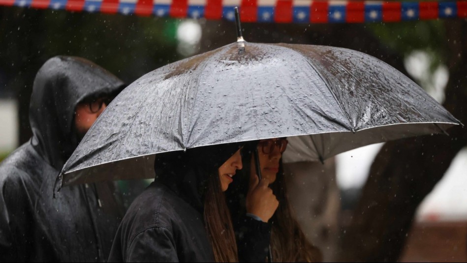 ¿A qué hora comienza la lluvia este jueves en Santiago?