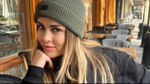 Acompañado de un 'reno' muy especial: El árbol de Maura Rivera deslumbra con esferas, luces y un gran moño