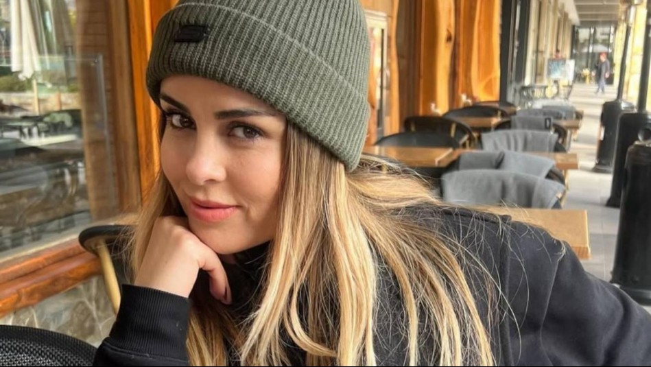 Acompañado de un 'reno' muy especial: El árbol de Maura Rivera deslumbra con esferas, luces y un gran moño