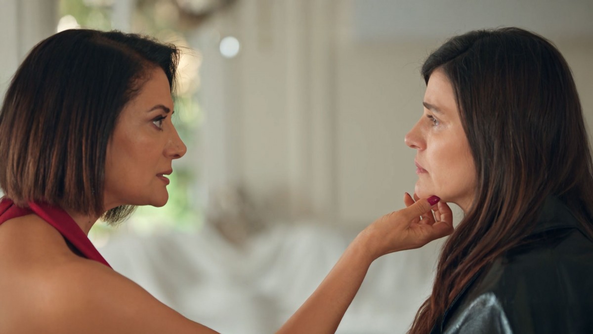 Desesperada por salvar a su amado, Nur debe hacer un trato con una misteriosa mujer