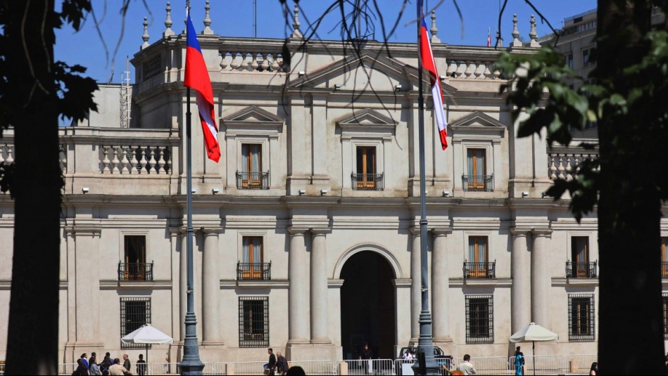 ¿Puede Kast vivir en La Moneda? El obstáculo legal que pone en duda su plan de mudarse a palacio presidencial