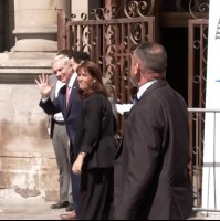 Acompañado por su esposa: Así fue la llegada de José Antonio Kast para asistir a misa en Catedral de Santiago