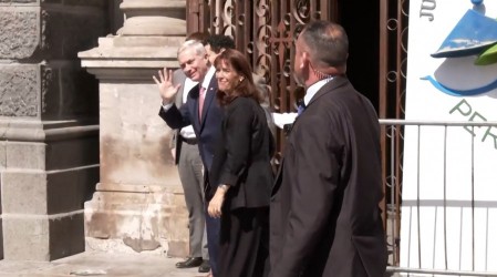 Acompañado por su esposa: Así fue la llegada de José Antonio Kast para asistir a misa en Catedral de Santiago