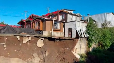 Impactantes imágenes en Quellón: Casa quedó al borde del abismo tras derrumbe provocado por lluvias