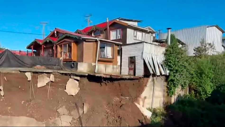 Impactantes imágenes en Quellón: Casa quedó al borde del abismo tras derrumbe provocado por lluvias