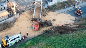 Camión termina volcado en Ruta 5 Sur: Conductor estaba sin ropa cuando fue detenido por Carabineros