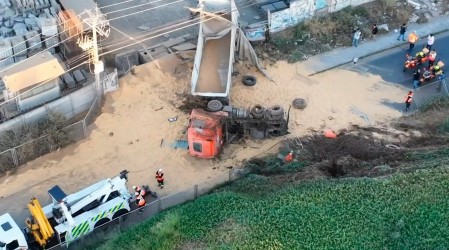 Camión termina volcado en Ruta 5 Sur: Conductor estaba sin ropa cuando fue detenido por Carabineros