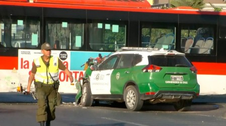 Dos carabineros lesionados tras choque de patrulla policial con bus RED en Pudahuel
