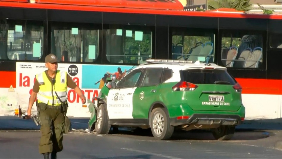 Dos carabineros lesionados tras choque de patrulla policial con bus RED en Pudahuel