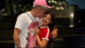 Fotos de Ignacia Antonia y Ak4:20 en su primera Navidad como padres: La influencer y su hija vistieron de rojo