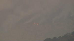 Incendio forestal en Las Condes mantiene en vilo a autoridades y vecinos: Fuego sigue sin ser extinguido