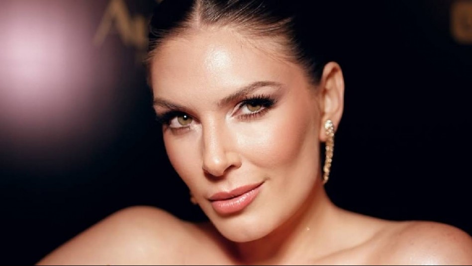 Eugenia Lemos comparte postales de la primera Navidad de su hija Alegra: Ambas vistieron en rojo vibrante