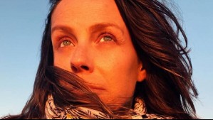 El look futurista de Claudia Conserva para una fiesta nocturna en la playa: Lució gemas faciales