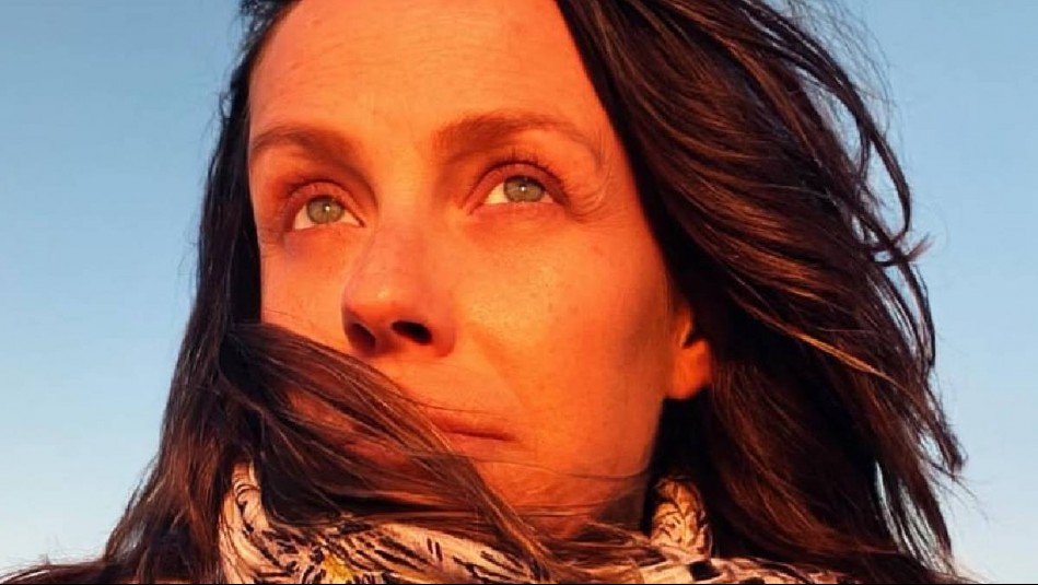 El look futurista de Claudia Conserva para una fiesta nocturna en la playa: Lució gemas faciales