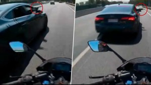 Video muestra amenaza con arma de fuego a motociclista en plena Ruta 5: Se presume un intento de encerrona