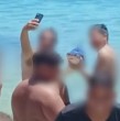 Revisa acá la denuncia que surge desde El Quisco, donde un grupo de jóvenes sacó un tiburón del mar para tomarse fotos y no lo devolvieron.