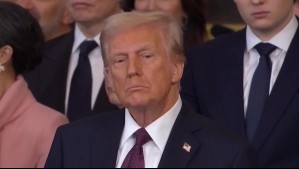 Donald Trump responde con obsceno gesto a trabajador que lo acusó de 'protector de pedófilos'