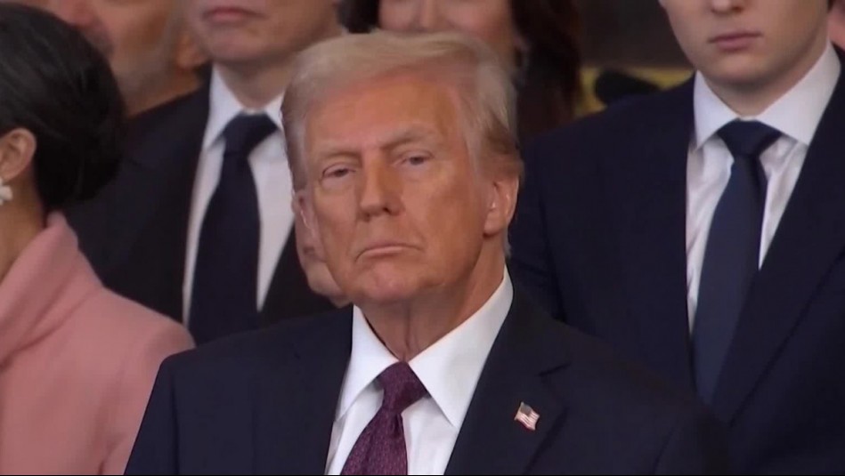 Donald Trump responde con obsceno gesto a trabajador que lo acusó de 'protector de pedófilos'