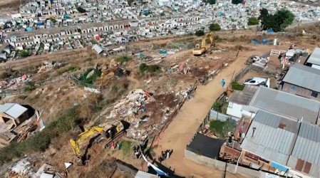 Con maquinaria pesada: Retoman trabajos de desalojo y demolición en megatoma de San Antonio