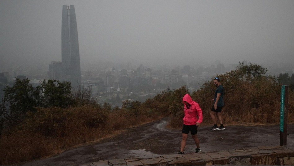 Vuelven las lluvias de verano a la capital: En estas comunas de la RM caerían precipitaciones el fin de semana