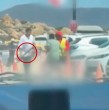 Mira acá el video que muestra un tenso momento en que un sujeto sacó una  escopeta durante una pelea en estacionamientos de playa Totoralillo.