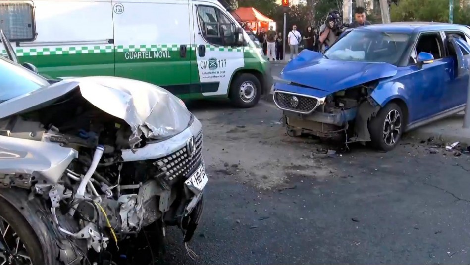 Violento choque frontal en Macul: Ocupantes escaparon y uno de los autos era robado