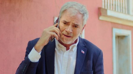 Carlos tendrá problemas justo antes de su viaje con Karla en el capítulo 101 de Aguas de Oro