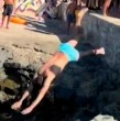 Mira acá el video que muestra el peligroso piquero que realizó un bañista en una playa de Valparaíso.