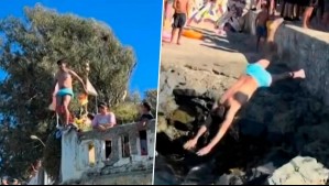 Se lanzó desde gran altura a roqueríos: Captan peligroso piquero de bañista en playa Las Torpederas