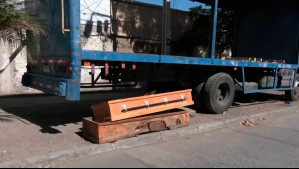 ¡De terror! Abandonan dos ataúdes presuntamente usados en plena calle en Quinta Normal
