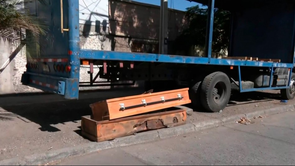 ¡De terror! Abandonan dos ataúdes presuntamente usados en plena calle en Quinta Normal