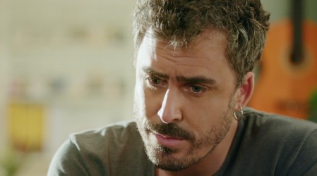 Miguel recibirá una propuesta para vender su investigación en el capítulo 103 de Aguas de Oro