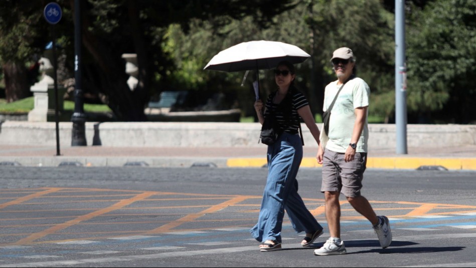 Hasta 37 °C en sectores de la Región Metropolitana: A esta hora será el peak de calor este viernes