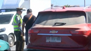 Conductor manejaba sin licencia ni documentos del auto al día: Acusó problema médico de su hijo