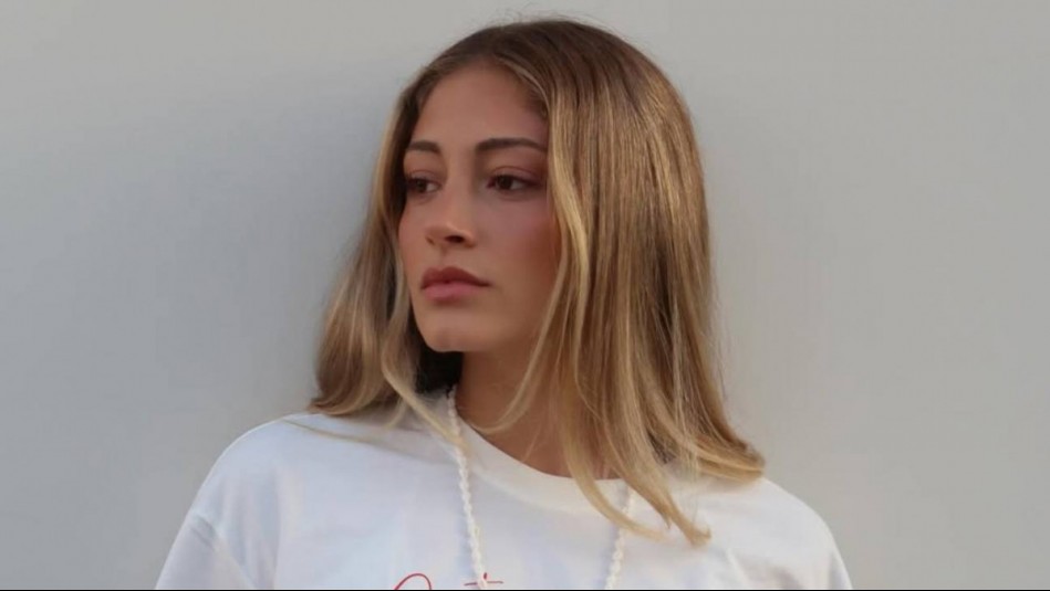 Elegante con gabardina estructurada: Así se viste Florencia Araneda para una cita nocturna con su pololo