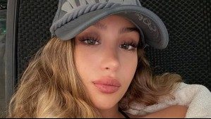 Con un casual y vibrante vestido fucsia: Trini Neira presume el reciente tatuaje que se hizo en su brazo