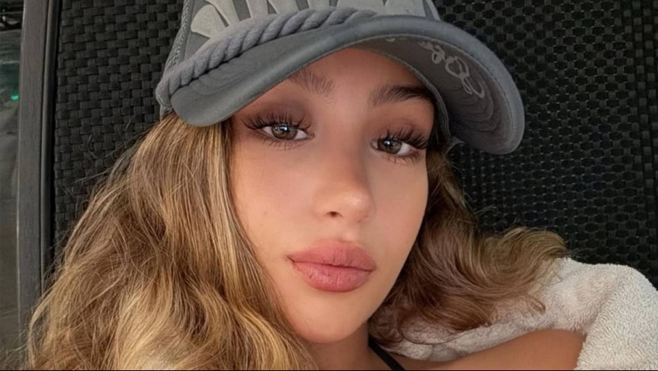 Con un casual y vibrante vestido fucsia: Trini Neira presume el reciente tatuaje que se hizo en su brazo