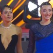 Cota Castelblanco y Jacinta Rodríguez, actrices de la exitosa teleserie El Jardín de Olivia, también dijeron presente en la Gala de Viña 2026, desfilando juntas por la alfombra roja del Sporting Club.